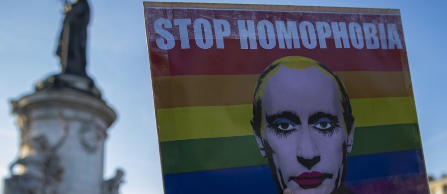 Przetrzymywanie, prześladowanie i torturowanie homoseksualistów w Czeczenii musi się skończyć - oświadczył w czwartek Parlament Europejski i wezwał do umożliwienia przeprowadzenia międzynarodowego dochodzenia w tej sprawie.