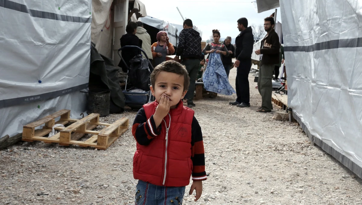 Unijny komisarz ds. migracji Dimitris Awramopulos bagatelizuje problemy z weryfikowaniem tożsamości i autentyczności dokumentów uchodźców w Grecji i we Włoszech. Awramopulosa wyraźnie zirytowały pytania brukselskiej korespondentki RMF FM Katarzyny Szymańskiej-Borginon w tej sprawie. "Uważam, że to jest moment, kiedy państwa członkowskie muszą zaprzestać wykorzystywania pretekstów" - stwierdził zdenerwowany podczas konferencji prasowej. Tymczasem - jak zauważa nasza dziennikarka - to jeden z kluczowych problemów, a zderzyli się z nim polscy oficerowie łącznikowi wysłani do Włoch i Grecji.