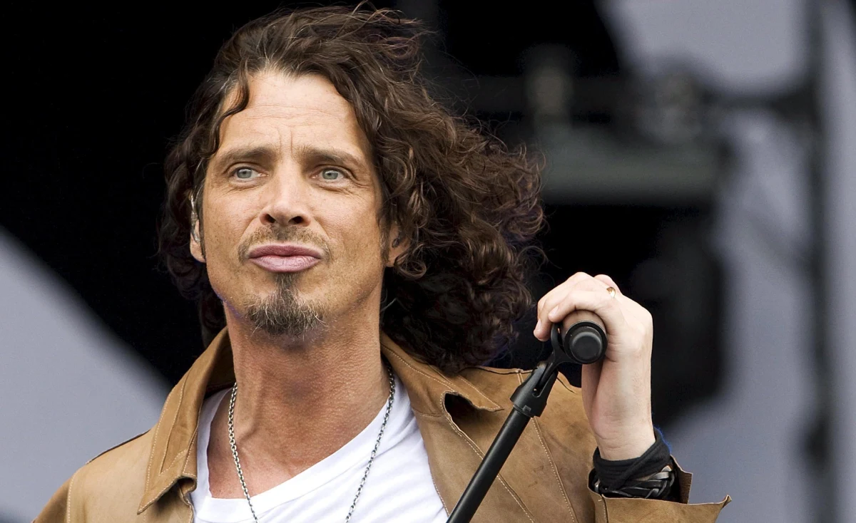 "Kocham was" - mówił podczas swojego ostatniego koncertu Chris Cornell. Godzinę po zakończeniu występu z grupą Soundgarden w Detroit 52-letni wokalista popełnił samobójstwo. Nie zostawił listu pożegnalnego. Według żony muzyka, wcześniej nic nie świadczyło o tym, że może on odebrać sobie życie.