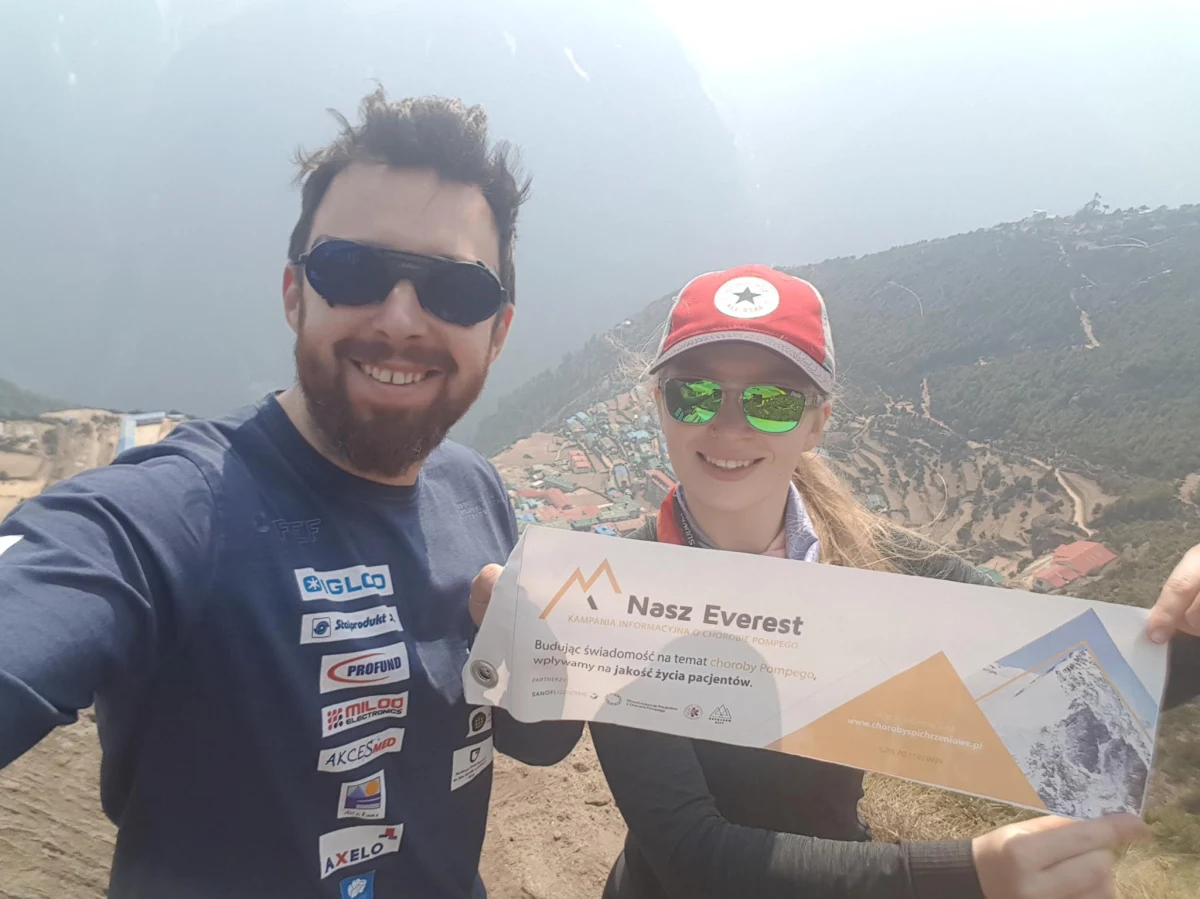 Najmłodsza Polka zdobywająca Mount Everest - Sylwia Bajek oraz Szczepan Brzeski kończący tym szczytem swoją Koronę Ziemi, podczas swojej wyprawy wspierają budowanie świadomości o objawach choroby Pompego. W Polsce pacjenci z tym schorzeniem na diagnozę czekają nawet 8 lat. Akcja towarzyszy kampanii „Nasz Everest”. 