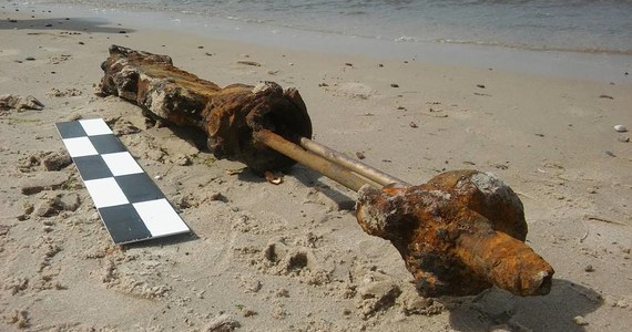 Pochodzący z czasów drugiej wojny światowej karabin maszynowy odsłoniło morze na plaży w Łukęcinie w Zachodniopomorskiem. Na wystający z piachu stalowy obiekt natrafił spacerujący nad brzegiem Bałtyku mężczyzna.