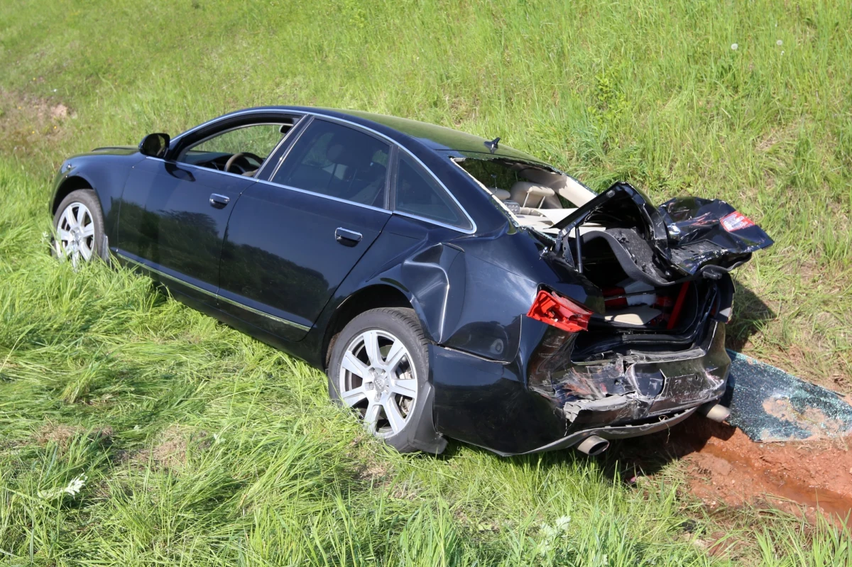 Wypadek z udziałem limuzyny Biura Ochrony Rządu – dowiedział się reporter RMF FM Krzysztof Zasada. W okolicach Myszkowa (woj. śląskie) w audi A6 uderzyła ciężarówka. Funkcjonariusz Biura Ochrony Rządu, poszkodowany w wypadku, ma tylko drobne potłuczenia - wynika z informacji przekazanych przez szpital w Myszkowie. Trafił tam na obserwację.