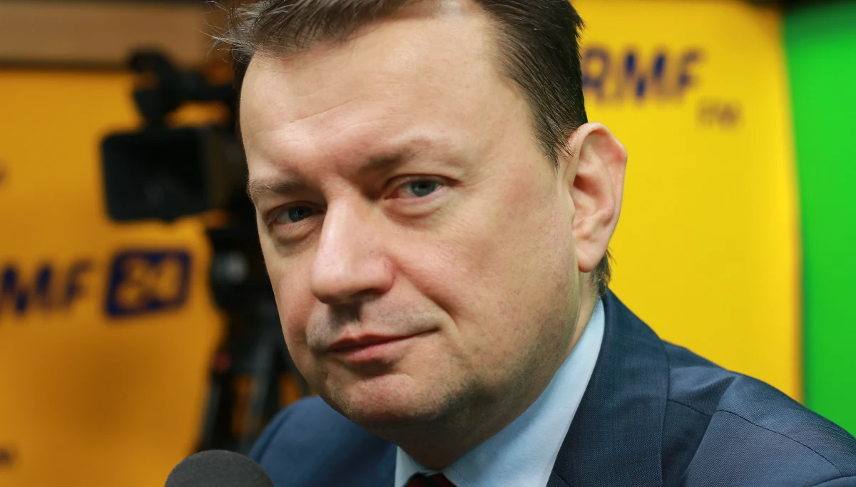 „Przyjmowanie uchodźców zaprowadzi Polskę do katastrofy społecznej” – powiedział Gość Krzysztofa Ziemca w RMF FM szef MSWiA Mariusz Błaszczak. „Zobaczmy, co dzieje się na zachodzie Europy. Kilkadziesiąt lat temu małe społeczności muzułmańskie, dziś bardzo silne, nie przyjmują praw jakie obowiązują w tych państwach, a co więcej - narzucają swoje prawa” – tłumaczy. „Propozycja Donalda Tuska i Grzegorza Schetyny sprowadza się do przeniesienia problemu z uchodźcami - jaki jest w Grecji, we Włoszech, we Francji, w Belgii - do Polski. Donald Tusk i Grzegorz Schetyna chcą przenieść te problemy do Polski. Gdyby oni rządzili, to te problemy byłyby już w Polsce. Na szczęście nie rządzą, więc Polska jest krajem bezpiecznym” – dodał minister. „Mam nadzieję, że wygra rozsądek, mimo że w Unii Europejskiej mamy religię multi-kulti i poprawności politycznej. Ta religia kończy się katastrofą, kończy się zamachami terrorystycznymi” – powiedział. O „kangurze” w Straży Granicznej, czyli komendancie Marku Łapińskim, powiedział, że zasłużył na te awans, a krytykują go jedynie „zawistnicy”. 