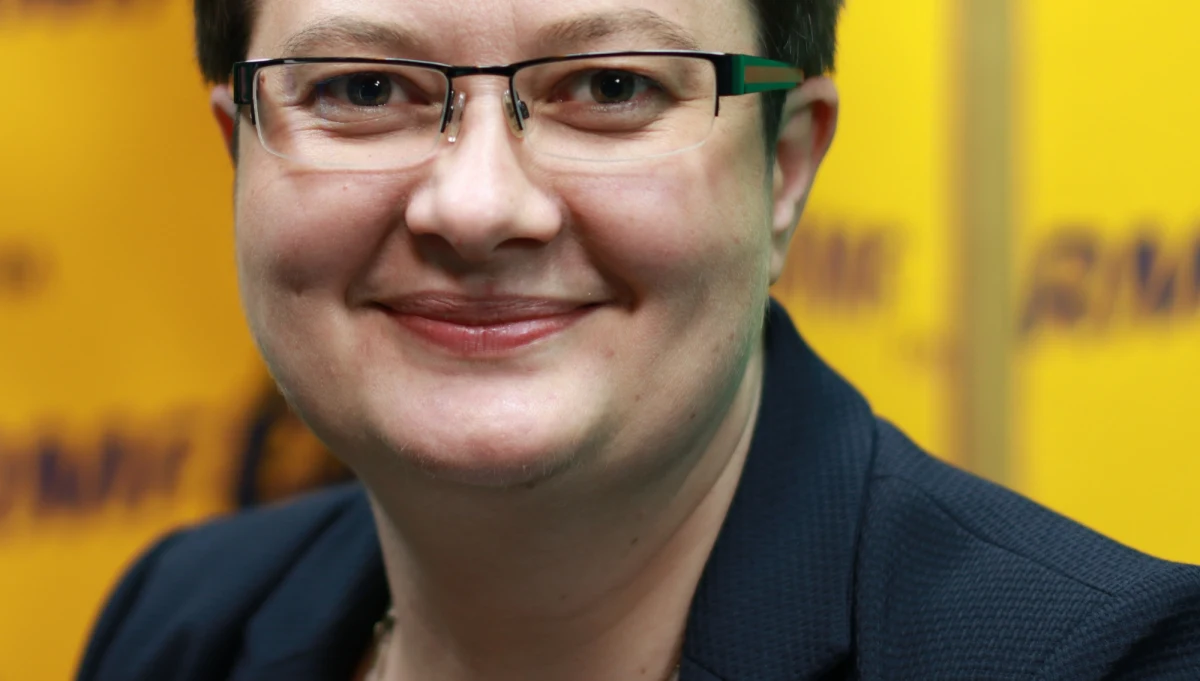 "Będziemy mocno reorganizować program 500+" - zapowiada w Popołudniowej rozmowie w RMF FM Katarzyna Lubnauer pytana o to, czy jeśli Nowoczesna będzie rządzić, to sztandarowy program PiS zostanie zlikwidowany. Szefowa klubu parlamentarnego Nowoczesnej dodaje: "Program 500+ w pewnym stopniu ogranicza aktywność, bo nie jest włączony w system pomocy społecznej". Gość Marcina Zaborskiego podkreśla, że  "program 500+ musi być zrobiony tak, żeby osoby najzamożniejsze nie korzystały z niego". "Na przykład poseł, który posiada dwójkę dzieci, nie powinien tych pieniędzy otrzymywać" - mówi Lubnauer. "W tej chwili mamy sytuację, w której czasem pracownik socjalny, który pomaga rodzinie, zarabia mniej, niż wypłaca tej rodzinie na skutek 500+ i innych zapomóg socjalnych. Każdy program, który ma charakter socjalny, powinien aktywizować, a nie dezaktywizować" - tak gość Popołudniowej rozmowy w RMF FM odpowiada na pytanie, czy 500+ powinno trafiać tylko do osób zatrudnionych, a bezrobotni powinni dostawać podobne wsparcie w ramach systemu pomocy społecznej. Czy zapowiedzi Nowoczesnej dot. zmian w programie 500+ to próba wydostania Nowoczesnej z sondażowego dołka? "Każdy z nas czasem ma problemy, ważniejsze, żeby potrafić z nich wychodzić. (...) Również my potrafimy wyjść z tych problemów. Ta konwencja (niedzielny kongres programowy Nowoczesnej – przyp. red.) jest nowym otwarciem" – zapewnia szefowa klubu parlamentarnego Nowoczesnej. 