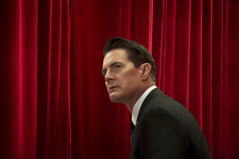 Serial "Twin Peaks" zadebiutuje już w najbliższy poniedziałek, 22 maja, w HBO3 i HBO GO o godz. 3 nad ranem - równolegle ze światową premierą w USA - w Polsce, Rumunii, Czechach, na Słowacji i na Węgrzech, w Bułgarii, Mołdawii, Słowenii, Chorwacji, Serbii, Kosowie, Czarnogórze, Macedonii oraz Bośni i Hercegowinie. W dniu premiery w HBO i HBO3 pokazane zostaną dwie pierwsze części. W serwisie internetowym HBO GO dostępne będą od razu cztery pierwsze części produkcji.