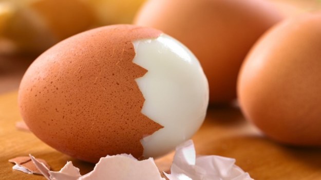 Nie wyrzucaj skorupek jajek do kosza! Są bogatym źródłem minerałów, zwłaszcza wapnia, fluoru, selenu, żelaza, cynku i strontu. Sprawdź, jakie jeszcze zalety mają skorupki jajek i jak najprościej je wykorzystać.
