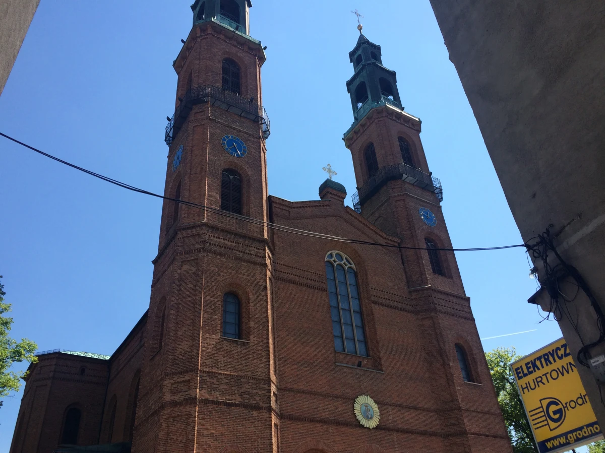 Piekary Śląskie położone są na Górnym Śląsku, przez wielu uznawane za duchową stolicę tego regionu. Miasto znane jest bowiem dzięki cudownemu Obrazowi Matki Boskiej Piekarskiej i słynie jako miejsce kultu maryjnego. 