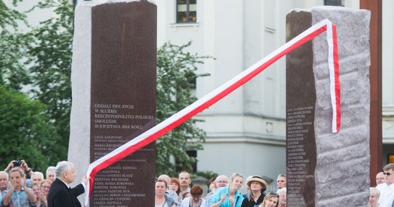 Smoleńsk musi być pamięcią wspólną, niezależnie od tego, co tam się naprawdę stało - powiedział prezes PiS Jarosław Kaczyński w Łodzi podczas uroczystości odsłonięcia i poświęcenia pomnika ofiar katastrofy w Smoleńsku.