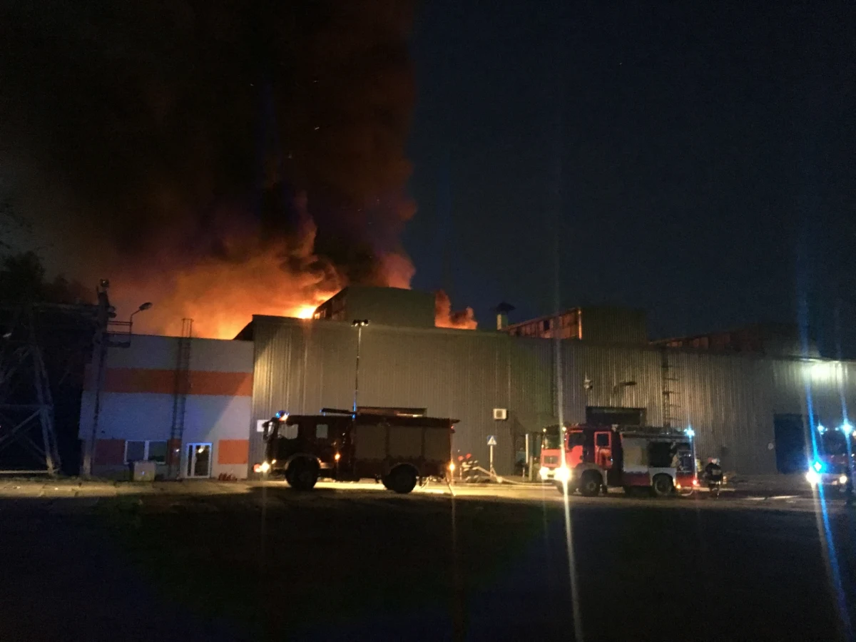 Potężny pożar w sortowni śmieci przy ulicy Przemysłowej w Gorlicach. Najpierw zapaliła się maszyna, potem ogień przedostał się na śmieci magazynowane w hali sortowni.