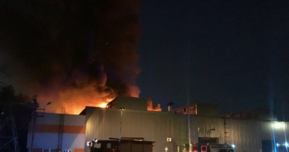 Potężny pożar w sortowni śmieci przy ulicy Przemysłowej w Gorlicach. Najpierw zapaliła się maszyna, potem ogień przedostał się na śmieci magazynowane w hali sortowni.