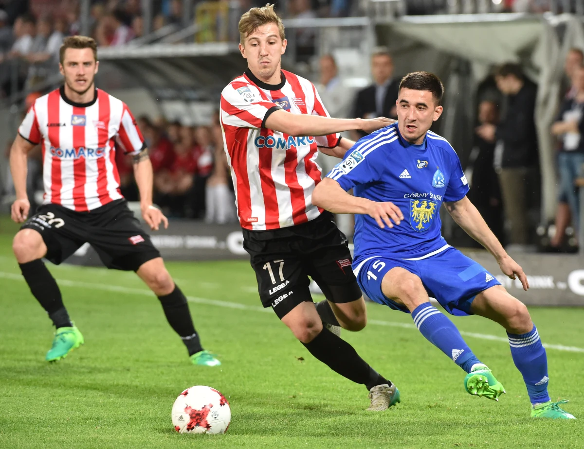 ​Piłkarze Cracovii pokonali na swoim stadionie w piątkowym spotkaniu ekstraklasy Ruch Chorzów 2:0 i zrobili bardzo duży krok w kierunku utrzymania się na tym szczeblu rozgrywek. Po niecałym kwadransie krakowianie, którzy wykorzystali dwa koszmarne błędy "Niebieskich", zdobyli dwie bramki.