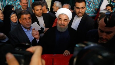 Pragmatyk Hasan Rowhani prowadzi w wyścigu o fotel prezydenta Iranu