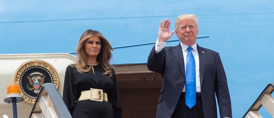 ​Decyzja amerykańskiej pierwszej damy Melanii Trump, by nie nakrywać głowy podczas rozpoczętej dziś wizyty w Arabii Saudyjskiej, wywołała poruszenie w mediach społecznościowych - pisze agencja AP.