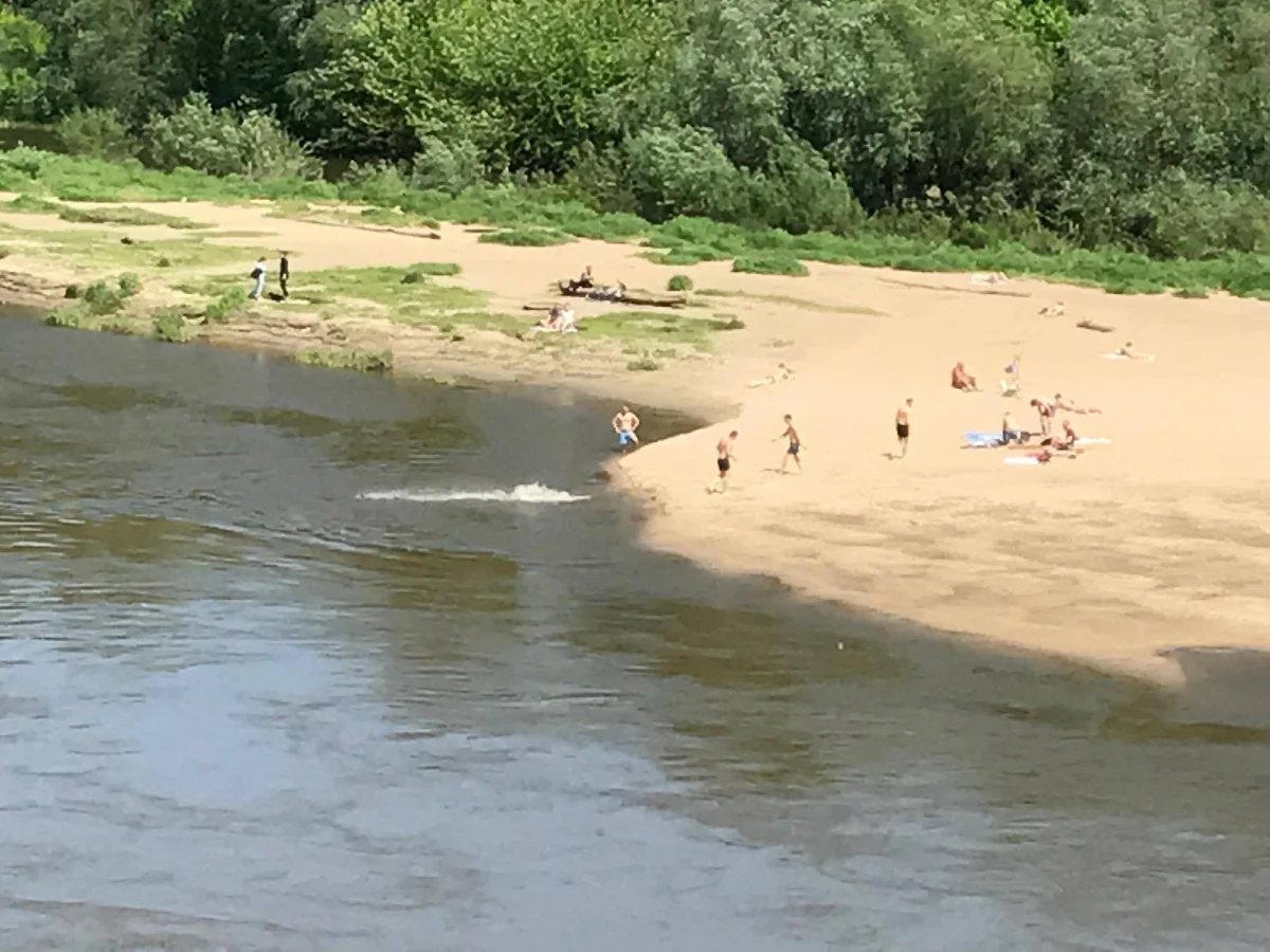 Pływanie w miejscach, które nie są do tego przeznaczone grozi mandatem w wysokości 250 zł - przypominają policjanci. Wysokie temperatury uśpiły czujność niektórych warszawiaków, którzy zdecydowali się na wodne kąpiele w Wiśle, w samym centrum stolicy, tuż pod mostem Poniatowskiego, co udokumentował nasz reporter. "To bardzo nieodpowiedzialne zachowanie" - mówi Piotr Świstak ze stołecznej policji.