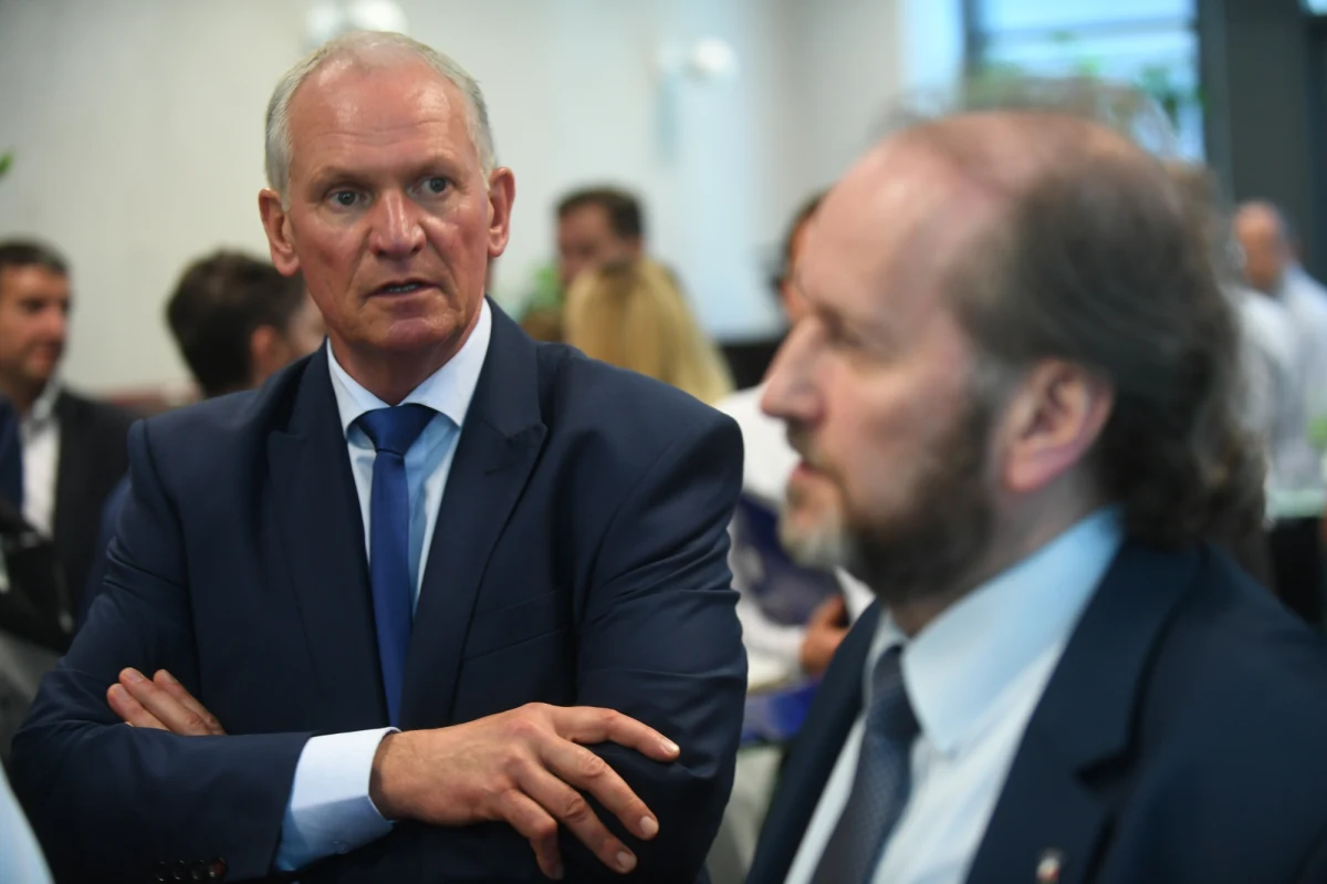 Mirosław Skrzypczyński, który był jedynym kandydatem, został na walnym sprawozdawczo-wyborczym zgromadzeniu delegatów Polskiego Związku Tenisowego jednogłośnie wybrany prezesem. Skrzypczyński, szef Lubuskiego Związku Tenisowego, był członkiem zarządu PZT w poprzedniej kadencji.