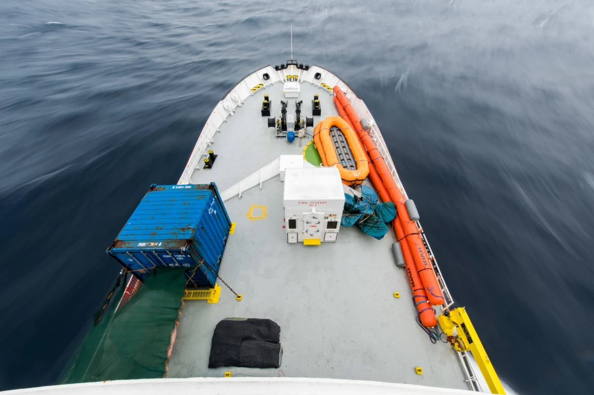 2121 migrantów uratowano od piątku do soboty na Morzu Śródziemnym - podała włoska Straż Przybrzeżna, która przyszła z pomocą ludziom na 16 pontonach i na jednej łodzi. To kolejna doba masowego napływu uciekinierów, wyruszających głównie z wybrzeży Libii.