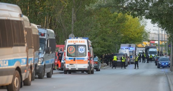 "Interwencja  policji i straży pożarnej na warszawskim Ursynowie, które sprawdzały w sobotę samochód firmy kurierskiej, była elementem ćwiczeń" - poinformował w sobotę wieczorem rzecznik Komendy Stołecznej Policji Mariusz Mrozek. Według pierwszych informacji w tej sprawie, pracownik jednej z firm kurierskich źle się poczuł po tym, jak jedna z przesyłek uległa rozszczelnieniu i wysypała się z niej "budząca niepokój substancja chemiczna".