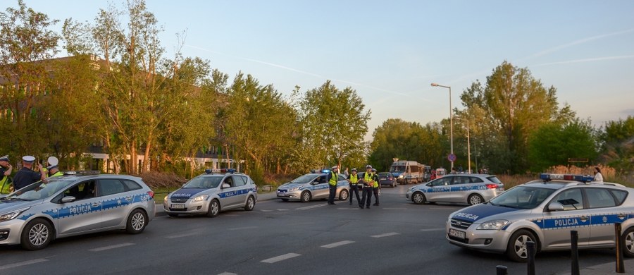 ​Wczorajsza interwencja policji i straży pożarnej na warszawskim Ursynowie, które sprawdzały samochód firmy kurierskiej, była elementem ćwiczeń - poinformowała wieczorem Komenda Stołeczna Policji. Funkcjonariusze nie wiedzieli, że brali udział w zaplanowanej wcześniej akcji. Według pierwszych informacji w tej sprawie pracownik jednej z firm kurierskich źle się poczuł, po tym jak jedna z przesyłek uległa rozszczelnieniu i wysypała się z niej "budząca niepokój substancja chemiczna".