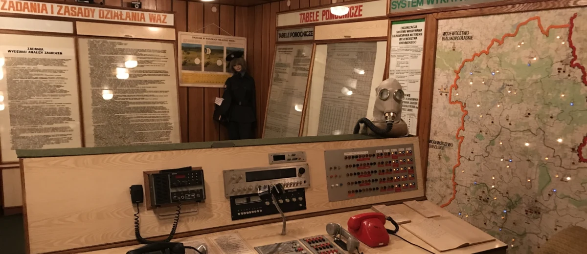 ​Takich miejsc prawdopodobnie w Polsce już nie ma, albo są unikatem. Pod budynkiem chełmskiego "gmachu" funkcjonuje wciąż schron. Sprzęty zainstalowane w nim w latach 70. i 80. nadal działają. Pomieszczenia wyglądają tak, jakby zatrzymał się w nich czas. 