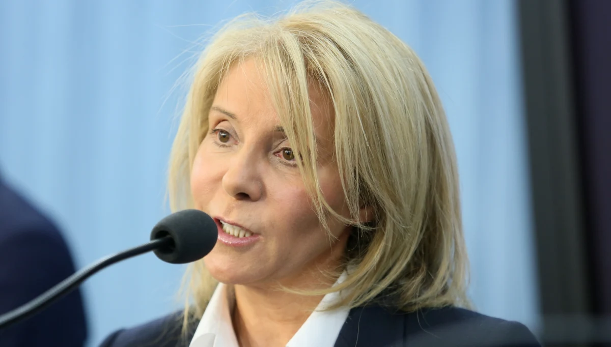 "Propozycja, którą składamy, będzie o 7 miliardów złotych tańsza, (o tyle) mniejszy będzie wydatek (z budżetu państwa)" - mówiła w Porannej rozmowie w RMF FM Barbara Dolniak, pytana o koszty proponowanego przez Nowoczesną programu "Aktywna rodzina", który miałby zastąpić program 500+. O planowanym podwyższeniu wieku emerytalnego do 67 lat wicemarszałek Sejmu mówiła: "Jesteśmy w tym względzie konsekwentni. (…) Proszę pamiętać, że im dłużej pracujemy - tym większa emerytura". Pytana zaś przez Roberta Mazurka, dlaczego - według sondaży - aż 80 procent Polaków opowiada się za niższym wiekiem emerytalnym, stwierdziła: "Jeżeli nie idzie się jeszcze na emeryturę, ta perspektywa jest odległa, to łatwiej się mówi o niższym wieku emerytalnym".