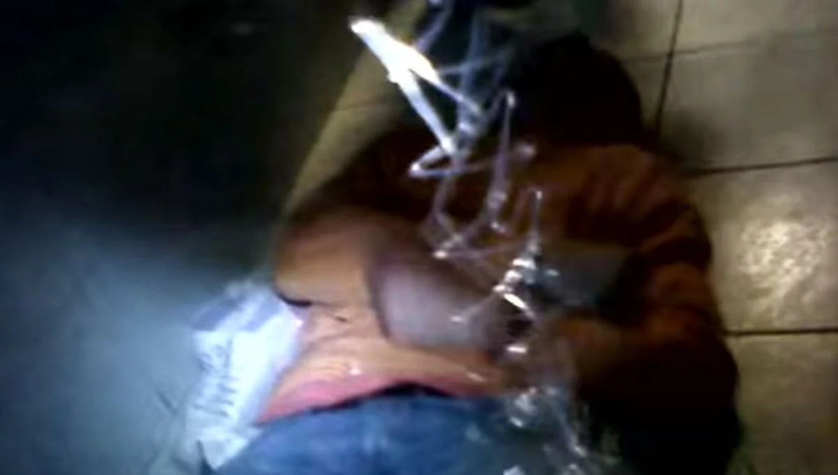 ​Nowe fakty w sprawie zeszłorocznej śmierci Igora S. w komisariacie we Wrocławiu. Dziennikarze "Superwizjera" TVN dotarli do nagrań pokazujących, jak policjanci znęcają się nad 25-latkiem. Mężczyzna miał skute ręce kajdankami, a mimo tego był rażony prądem z paralizatora.