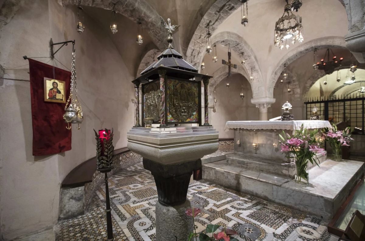 Po raz pierwszy od 930 lat miasto Bari we włoskiej Apulii opuściła relikwia św. Mikołaja, biskupa Miry. Fragment żebra świętego będzie do 28 lipca wystawiony w Rosji. To wynik  umowy między papieżem Franciszkiem i zwierzchnikiem rosyjskiej Cerkwi prawosławnej Cyrylem.