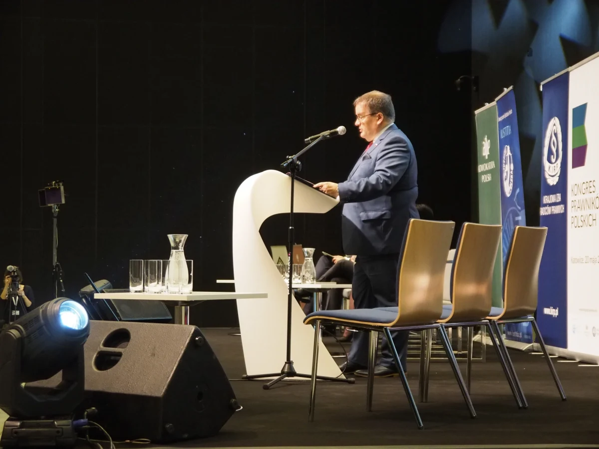 Portal w Polityce.pl zapytał prezydenckiego ministra Andrzeja Derę, czy prezydenta nie zniechęciła sobotnia reakcja uczestników Kongresu Prawników Polskich na jego list i czy nadal będzie próbował podjąć dialog ze środowiskiem prawniczym. "Pamiętajmy, że dialog prowadzony jest cały czas. Pan prezydent spotkał się przecież z przedstawicielem Naczelnej Rady Adwokackiej czy Krajowej Izby Radców Prawnych. To, że byłem w sobotę na Kongresie Prawników świadczy właśnie o woli prezydenta do prowadzenia dialogu" - powiedział sekretarz stanu w Kancelarii Prezydenta RP.