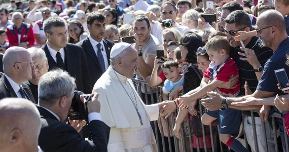Papież Franciszek powiedział podczas wizyty w parafii na przedmieściach Rzymu, że chrześcijanie muszą szanować wszystkich, także tych, którzy wyrządzają im zło. Rozmawiając z dziećmi tłumaczył, że „nie można zadzwonić do mafii, żeby coś zrobiła”.