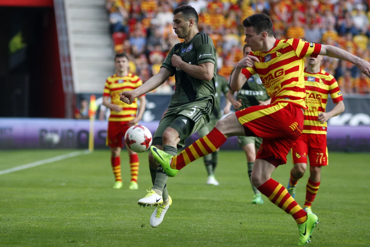 Jagiellonia Białystok zremisowała z Legią Warszawa 0:0. Taki sam wynik padł też w Poznaniu, gdzie Lech mierzył się z Lechią Gdańsk, tak więc w tabeli ekstraklasy - bez zmian. Prowadzi drużyna z Warszawy, która ma dwa punkty przewagi nad Jagiellonią, Lechem i Lechią.