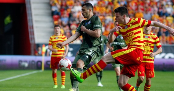 Jagiellonia Białystok zremisowała z Legią Warszawa 0:0. Taki sam wynik padł też w Poznaniu, gdzie Lech mierzył się z Lechią Gdańsk, tak więc w tabeli ekstraklasy - bez zmian. Prowadzi drużyna z Warszawy, która ma dwa punkty przewagi nad Jagiellonią, Lechem i Lechią.