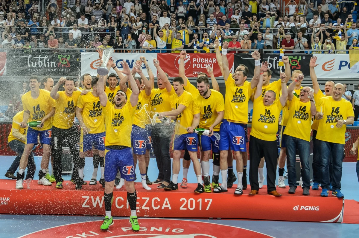 Piłkarze ręczni Vive Tauron zdobyli Puchar Polski. W finale w Lublinie wygrali z Orlenem Wisłą Płock 31:24 (16:12). To 14. w historii, a dziewiąty z rzędu, triumf kieleckiego zespołu. Te dwie ekipy zmierzą się również w finale rywalizacji o mistrzostwo Polski.