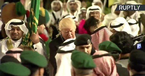 Prezydent Stanów Zjednoczonych wyruszył w swoją pierwszą oficjalną podróż zagraniczną, którą rozpoczął od wizyty w Arabii Saudyjskiej. Tam, tuż przed kolacją na jego cześć, przyłączył się do wykonywanego jedynie przez mężczyzn tradycyjnego tańca z szablą. Pokazowi przyglądała się między innymi żona prezydenta Trumpa - Melania. Taniec z szablami Beduinów zwany "Ardha" to starodawna tradycja sięgająca korzeniami centralnego regionu kraju. Wykonywany jest zawsze dla uczczenia ważnego wydarzenia, którym tym razem była właśnie wizyta Donalda Trumpa.
