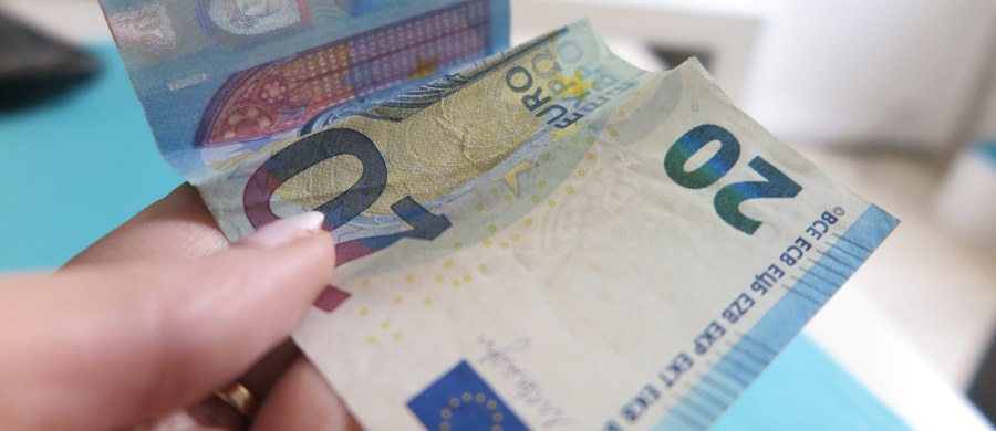 Komisja Europejska chce do 2025 roku wprowadzić wspólną walutę euro we wszystkich 27 krajach Unii Europejskiej - podał dziennik "Frankfurter Allgemeine Zeitung", powołując się na stanowisko komisarzy Valdisa Dombrovskisa i Pierre'a Moscoviciego.