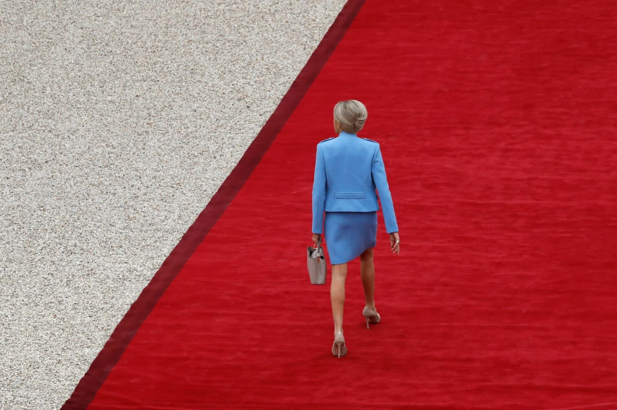 Brigitte Macron ma już własne biuro w Pałacu Elizejskim. Nadsekwańskie media donoszą, że Pierwsza Dama nie ma ochoty na to, żeby stać w cieniu męża. Za wzór stawia sobie byłą Pierwszą Damę USA, Michelle Obamę. 