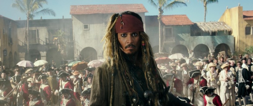 "Piratów z Karaibów" spotkała zdrada. To, co było siłą napędową pierwszych części, stało się jej przekleństwem. Johnny Depp jako kapitan Jack Sparrow w "Zemście Salazara" operuje już tylko i wyłącznie nieznośną manierą, swoją postać sprowadzając do zestawu dobrze znanych, neurotycznych gestów i grymasów. Jest rozkojarzony, nieprzygotowany, irytujący. Patrząc na jego popis, rodzi się pytanie: gdzie zniknął wybitny aktor, który za kreację w "Klątwie Czarnej Perły" otrzymał nominację do Oscara? 