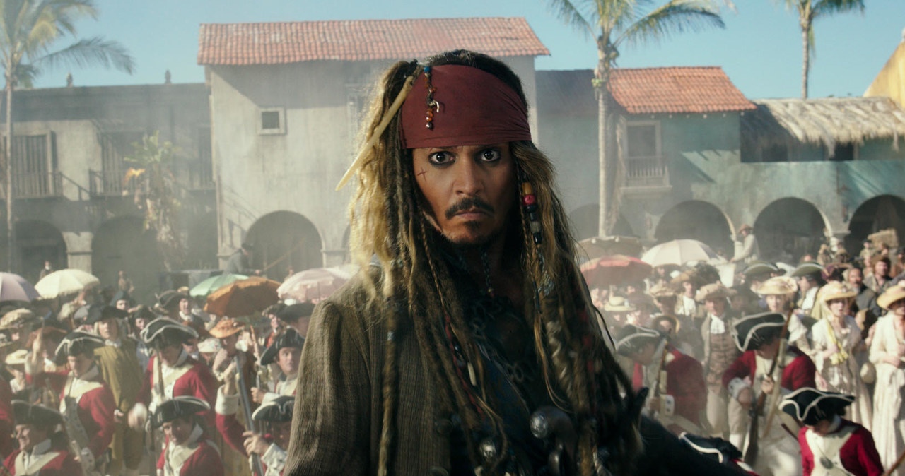 "Piratów z Karaibów" spotkała zdrada. To, co było siłą napędową pierwszych części, stało się jej przekleństwem. Johnny Depp jako kapitan Jack Sparrow w "Zemście Salazara" operuje już tylko i wyłącznie nieznośną manierą, swoją postać sprowadzając do zestawu dobrze znanych, neurotycznych gestów i grymasów. Jest rozkojarzony, nieprzygotowany, irytujący. Patrząc na jego popis, rodzi się pytanie: gdzie zniknął wybitny aktor, który za kreację w "Klątwie Czarnej Perły" otrzymał nominację do Oscara? 