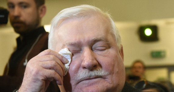 "Ależ proszę uprzejmie. Zapraszam. Nic nie mam - żadnego papieru, którego mogliby się przyczepić" - tak były prezydent Lech Wałęsa komentuje informację, że ABW będzie chciała sprawdzić dokumenty, które niedawno opublikował w internecie. "Wyczyściłem wszystko" - dodaje. Chodzi m.in. o opublikowany przez Lecha Wałęsę dokument UOP z 1990 r. - sygnowany jako "tajne" - pismo szefa UOP w Gdańsku Adama Hodysza do ówczesnego szefa UOP Andrzeja Milczanowskiego. 