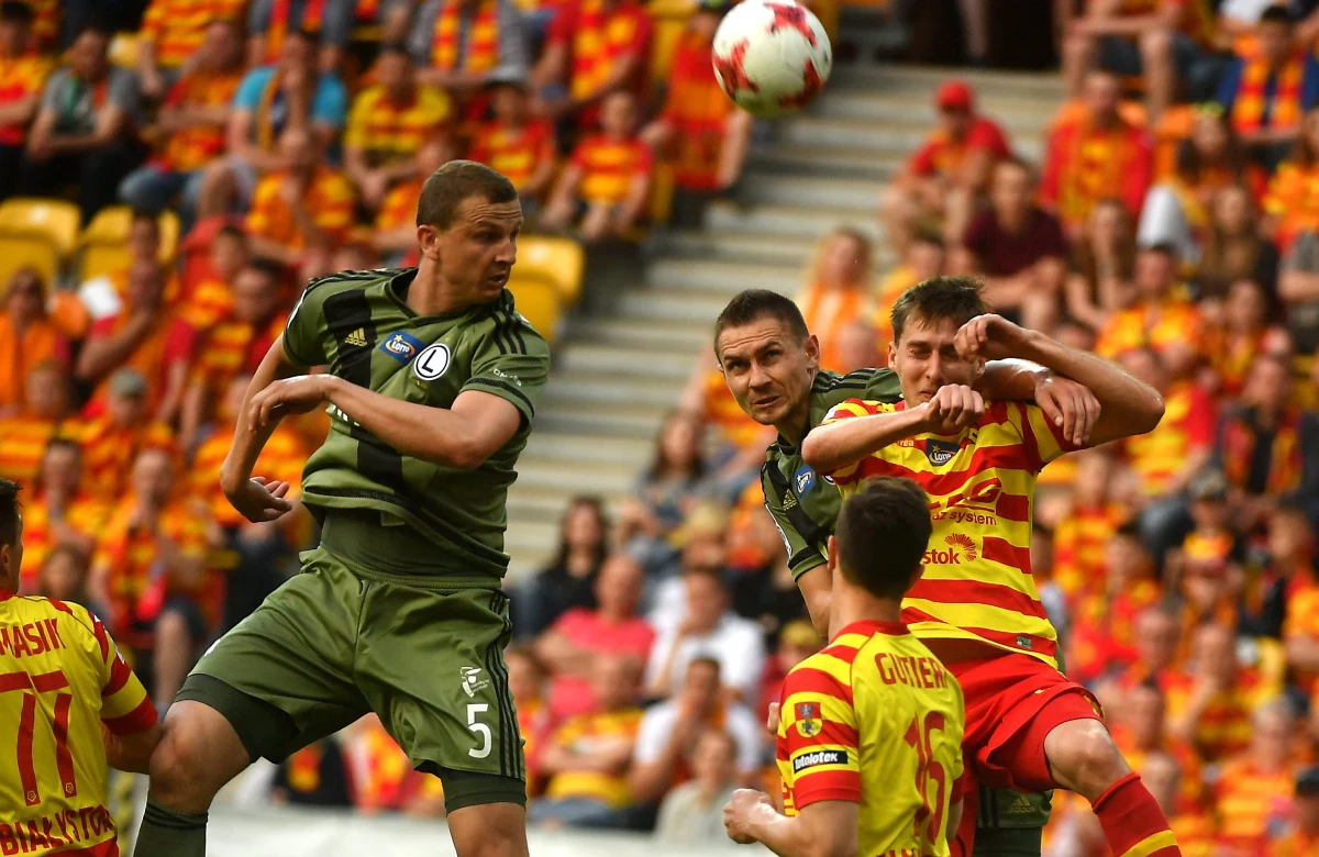 Ekstraklasa SA proponuje reformę piłkarskich rozgrywek na najwyższym szczeblu od przyszłego sezonu. Zarząd spółki przekazał Polskiemu Związkowi Piłki Nożnej projekt przewidujący zniesienie podziału punktów po rundzie zasadniczej. "Były zgłaszane pewne uwagi odnośnie jego sprawiedliwości" - wyjaśnia prezes Ekstraklasy Dariusz Marzec. Podział tabeli na grupę mistrzowską i spadkową zostałby utrzymany.