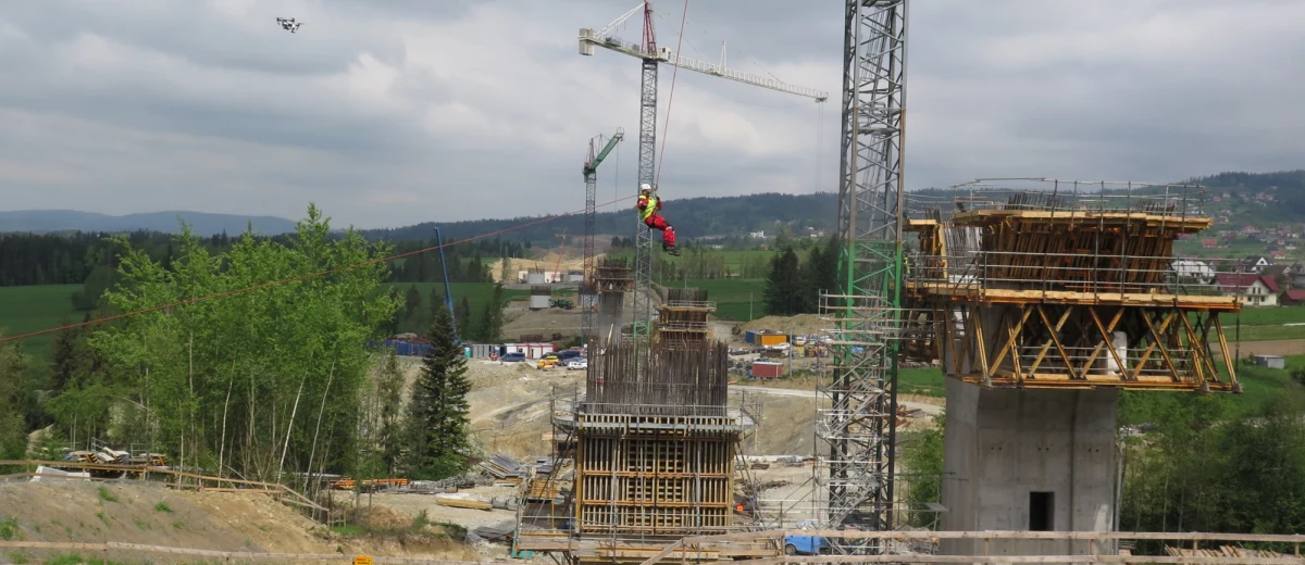 Ratownicy GOPR, śmigłowiec i grupa wysokościowa Straży Pożarnej ćwiczą przy budowie nowego odcinka zakopianki. Najwyższe podpory wiaduktów trasy z Krakowa do Zakopanego będą miały nawet 50 metrów wysokości, a dźwigi, czyli żurawie, są jeszcze wyższe. Zgodnie ze scenariuszem ćwiczeń właśnie tam doszło do wypadku. 