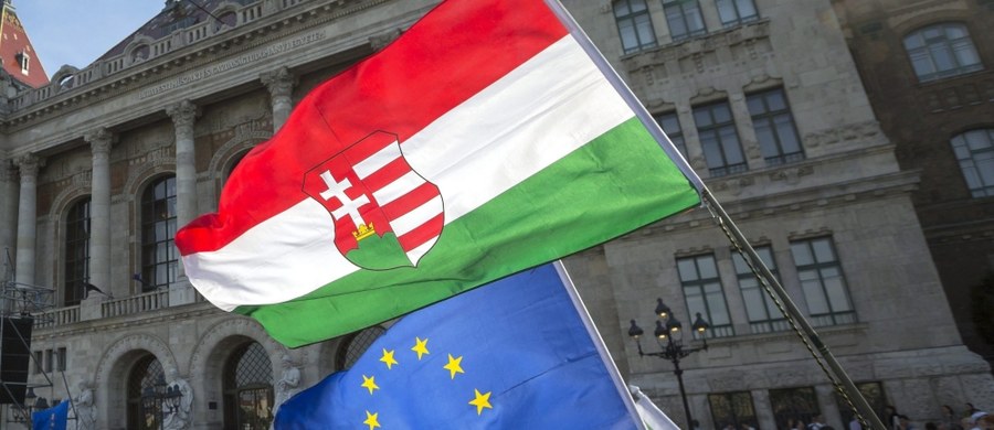 Węgry nie wycofają się ze skrytykowanych przez Parlament Europejski ustaw o osobach ubiegających się o azyl, zagranicznych uczelniach i organizacjach pozarządowych - powiedział w poniedziałek agencji Reutera szef węgierskiej dyplomacji Peter Szijjarto.