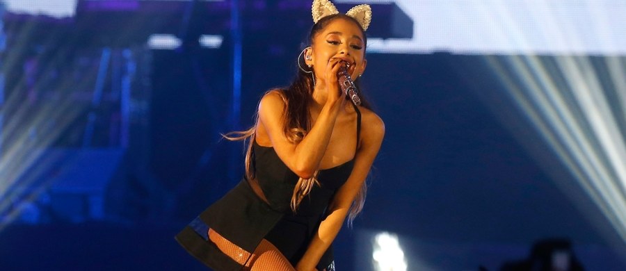Amerykańska gwiazda pop Ariana Grande w pierwszym oświadczeniu po wybuchu po jej koncercie w Manchesterze, w północno-zachodniej Anglii, napisała, że jest "rozbita" i że jest jej bardzo przykro z powodu tego, co się stało. W zamachu zginęły co najmniej 22 osoby, a 59 zostało rannych.
