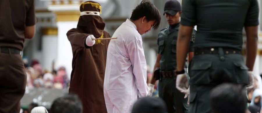 Policja religijna w Banda Aceh, stolicy indonezyjskiej prowincji Aceh, wykonała karę publicznej chłosty za kontakty homoseksualne na dwóch mężczyznach w wieku 20 i 23 lat. Na dziedzińcu meczetu zebrały się setki osób, aby obserwować wykonanie kary. Niektórzy świadkowie nagrywali incydent smartfonami i bili brawo. 