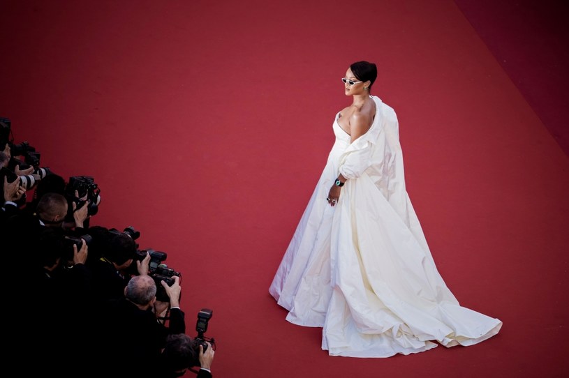 Na festiwalu filmowym w Cannes Rihanna olśniła kreacją od Diora i nietuzinkowymi dodatkami. Światowej sławy wokalistka wciąż wzbudza emocje za sprawą swoich oryginalnych stylizacji.