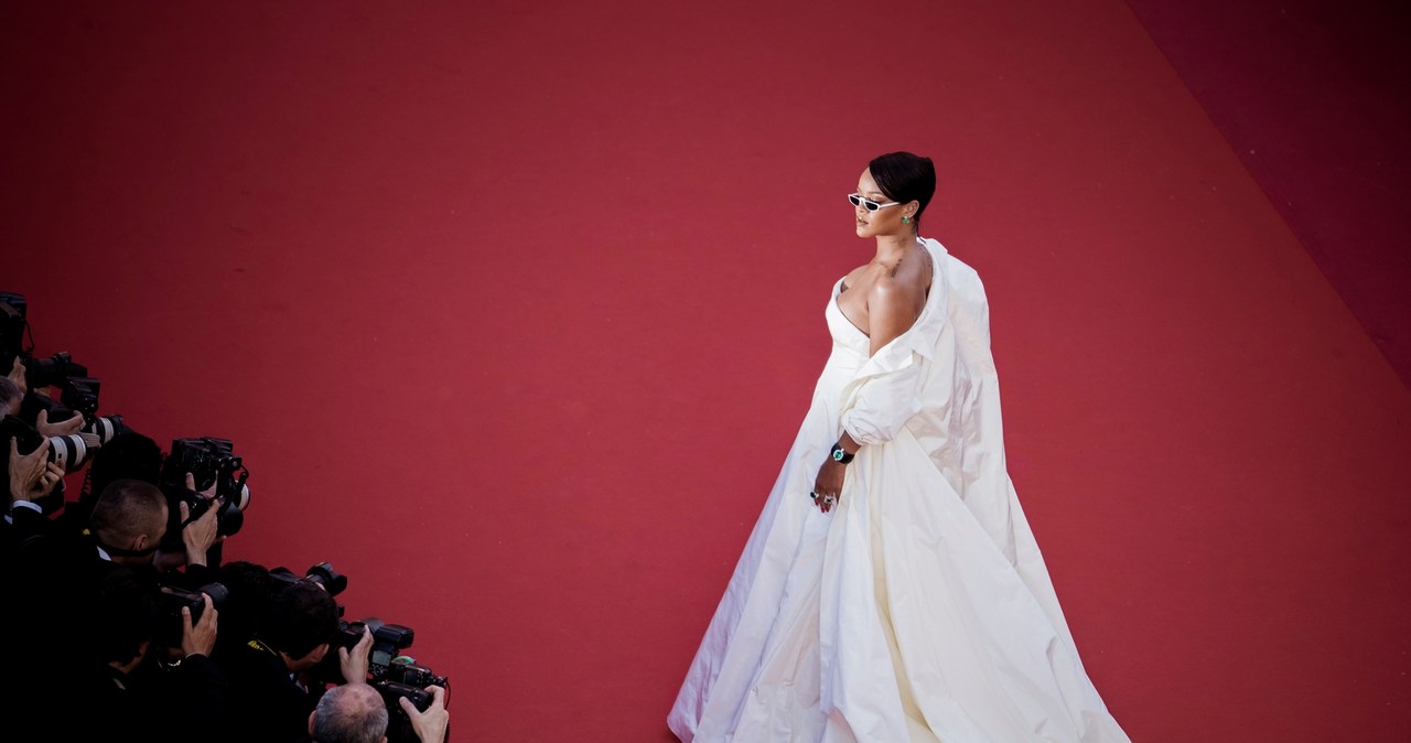 Na festiwalu filmowym w Cannes Rihanna olśniła kreacją od Diora i nietuzinkowymi dodatkami. Światowej sławy wokalistka wciąż wzbudza emocje za sprawą swoich oryginalnych stylizacji.