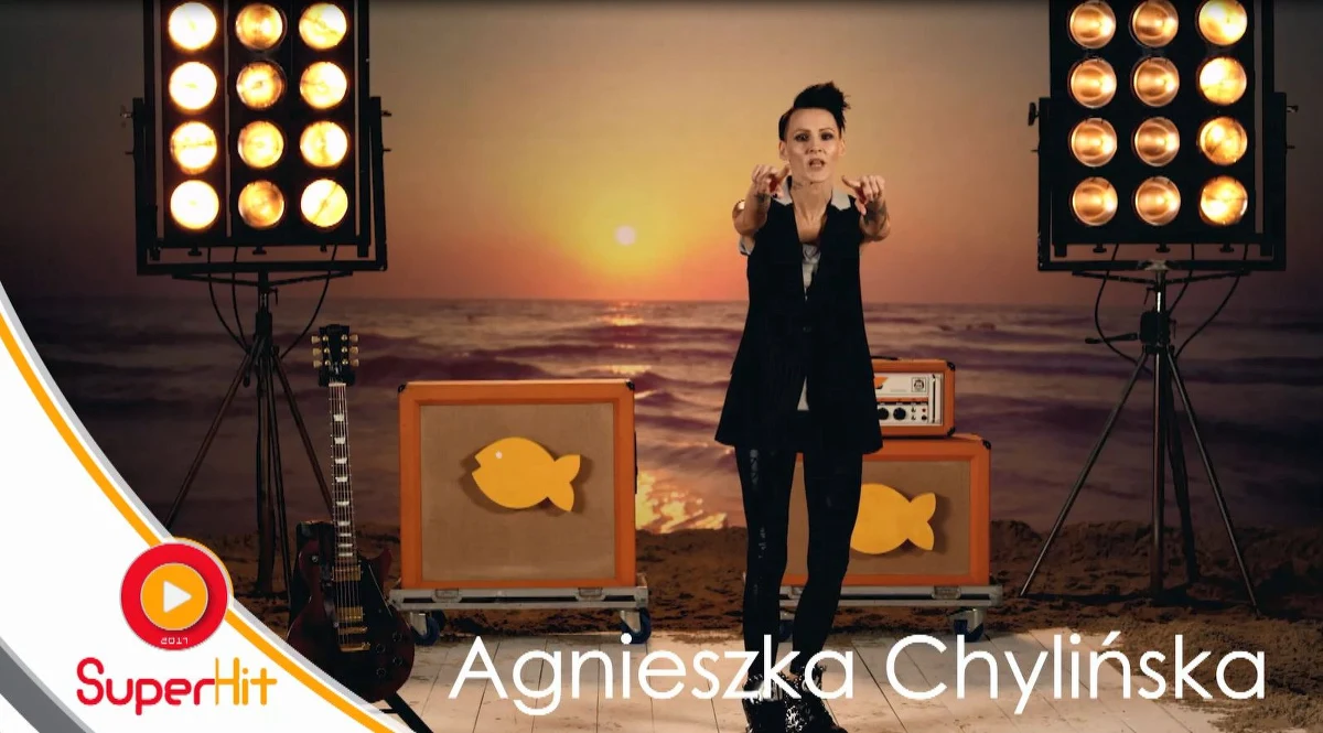 Ostatni weekend maja to trzy dni fantastycznej zabawy z Polsatem. Podczas Polsat SuperHit Festiwal 2017 fani dobrej muzyki będą mogli posłuchać hitów topowych, polskich artystów a wielbiciele kabaretu otrzymają potężną dawkę dobrego humoru. W piątek, pierwszego dnia festiwalu w sopockiej Operze Leśnej zobaczymy i usłyszymy gwiazdy, które w przebojowy sposób zyskały uznanie polskiej publiczności, a ich płyty w okresie od stycznia 2016 do lutego 2017 pokryły się platyną. O kim mowa? Zobacz video! 
