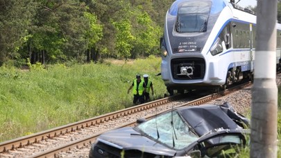 Tarchały: Auto wjechało na przejazd kolejowy. Kierowca zmarł w szpitalu 