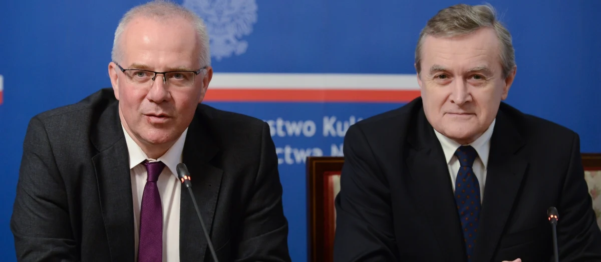 Krytyk teatralny Marek Mikos został dyrektorem Narodowego Teatru Starego im. Heleny Modrzejewskiej w Krakowie. Zastępcą dyrektora ds. artystycznych został Michał Gieleta. "Przed chwilą powołałem Marka Mikosa na dyrektora Narodowego Teatru Starego w Krakowie zgodnie z rekomendacją komisji konkursowej i także zgodnie z programem, który był zaprezentowany w trakcie konkursu. Przedstawiamy jako dyrektora artystycznego pana Michała Gieletę" – poinformował minister kultury Piotr Gliński.