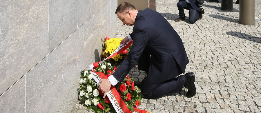 ​Prezydent Andrzej Duda złożył kwiaty pod ambasadą Wielkiej Brytanii w Warszawie. Prezydent złożył też kondolencje na ręce brytyjskiego ambasadora Jonathana Knotta i wpisał się do księgi kondolencyjnej. Wcześniej zapewnił, że Polacy łączą się w bólu z rodzinami tych, którzy zginęli lub zostali ranni w zamachu w Manchesterze. Wyraził też nadzieję, że ranni wrócą jak najszybciej do zdrowia.