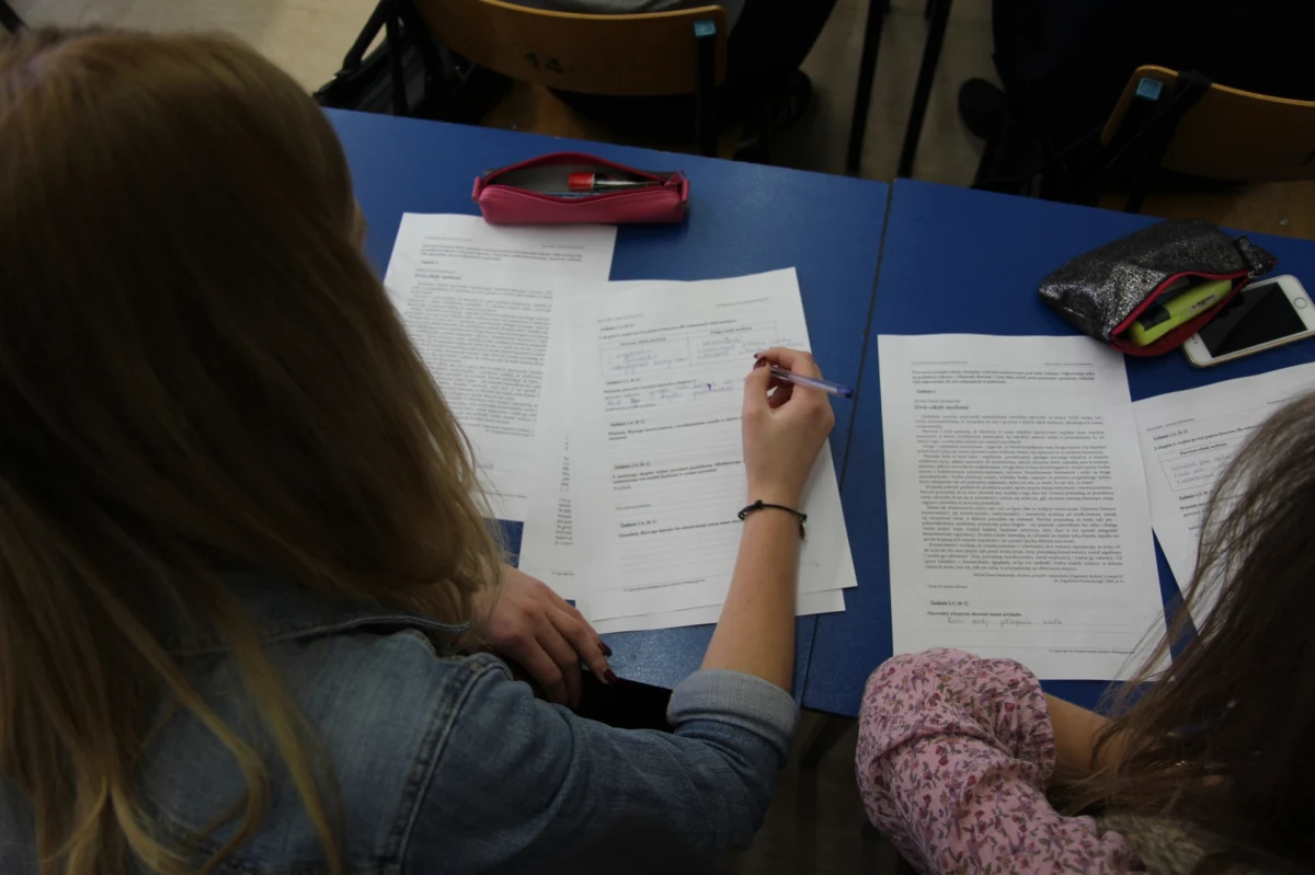 Czy laureaci olimpiady zablokują dostęp do najlepszych liceów w Krakowie? Na taki scenariusz muszą być przygotowane szkoły z prestiżowymi oddziałami biologiczno-chemicznymi. Wszystko przez konkurs biologiczny zorganizowany przez kuratorium oświaty. W olimpiadzie wyłoniono aż 172 laureatów! A ci mają pierwszeństwo przy rekrutacji do szkół. 