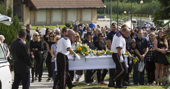 Kilkaset osób uczestniczyło w pogrzebie Magdaleny Żuk, który odbył się na cmentarzu komunalnym w Bogatyni (Dolnośląskie). 27-latka zmarła pod koniec kwietnia w Egipcie. Sprawę bada prokuratura. 